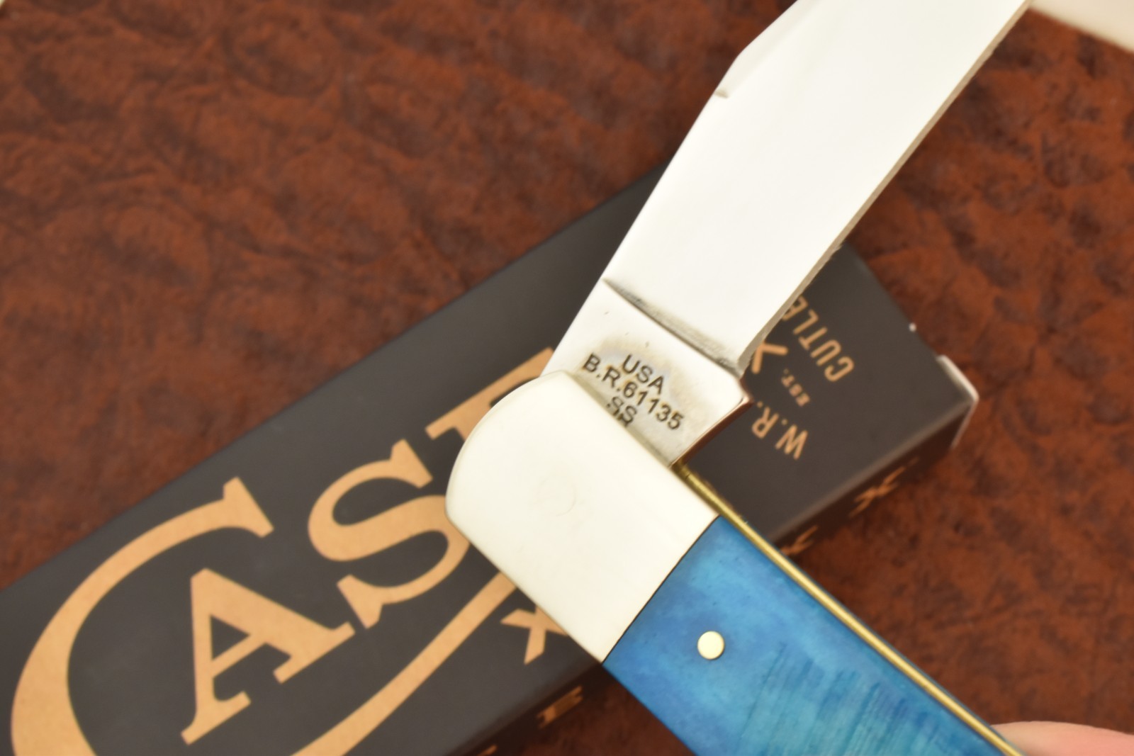 CASE XX USA 2026 SAWCUT CARIBBEAN BLUE BONE AXE HANDLE KNIFE TB61135 SS (36514)