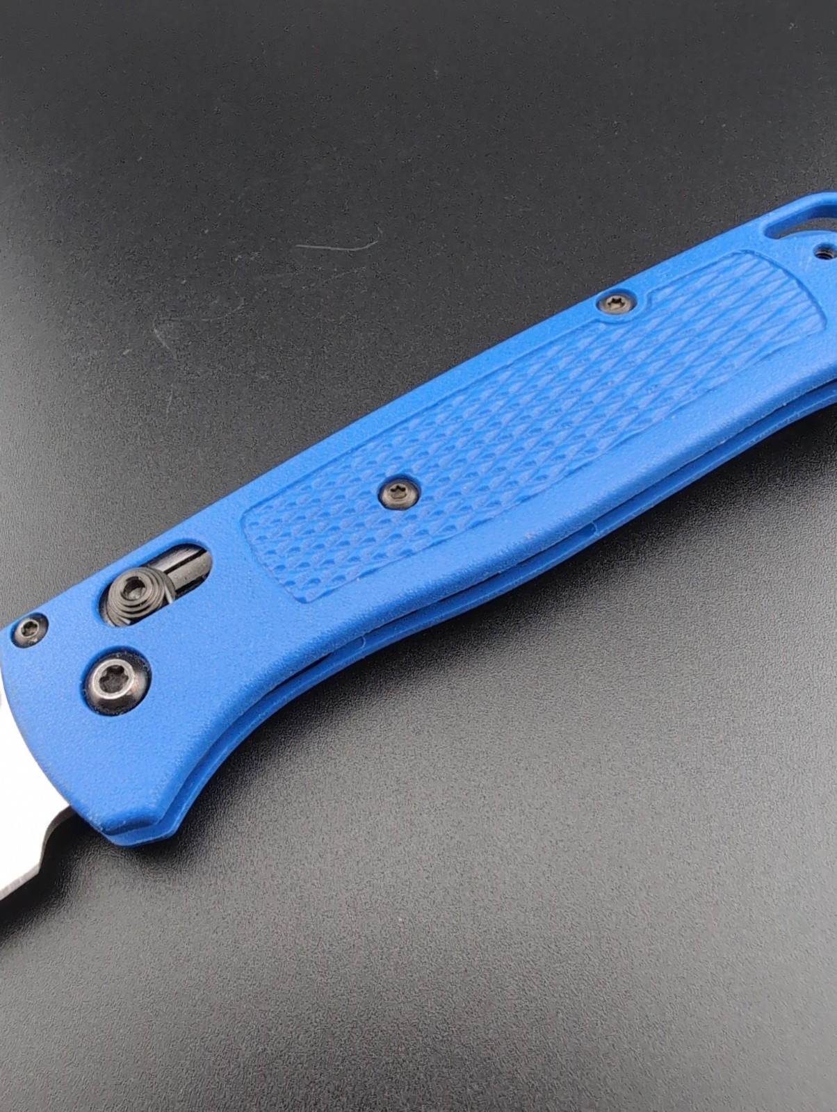 Benchmade – 535 Bugout – Blue Grivory Handles S30V Plain Satin Blade – BS-155