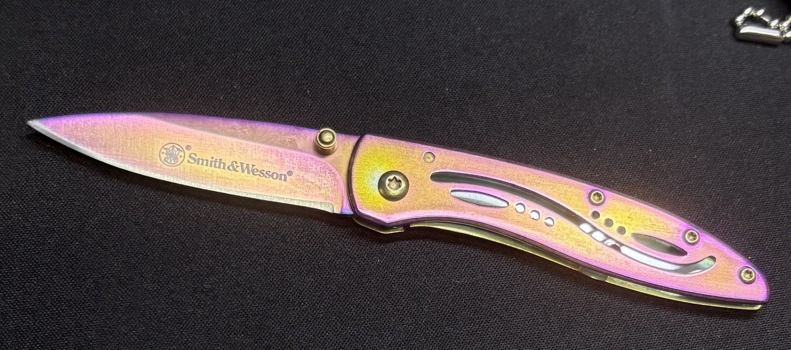 7 Count Lock Back EDC Knives. 2 Smith And Wesson 4 Non Branded 1 Key Knives