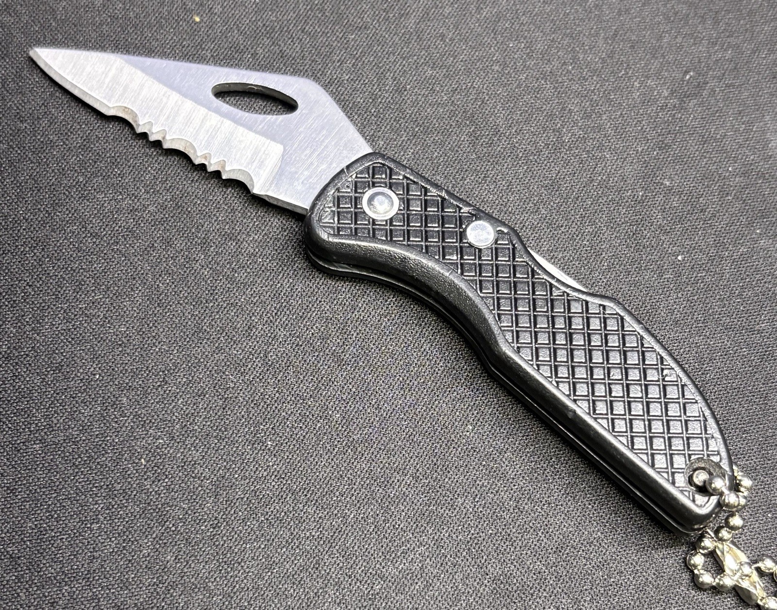 7 Count Lock Back EDC Knives. 2 Smith And Wesson 4 Non Branded 1 Key Knives