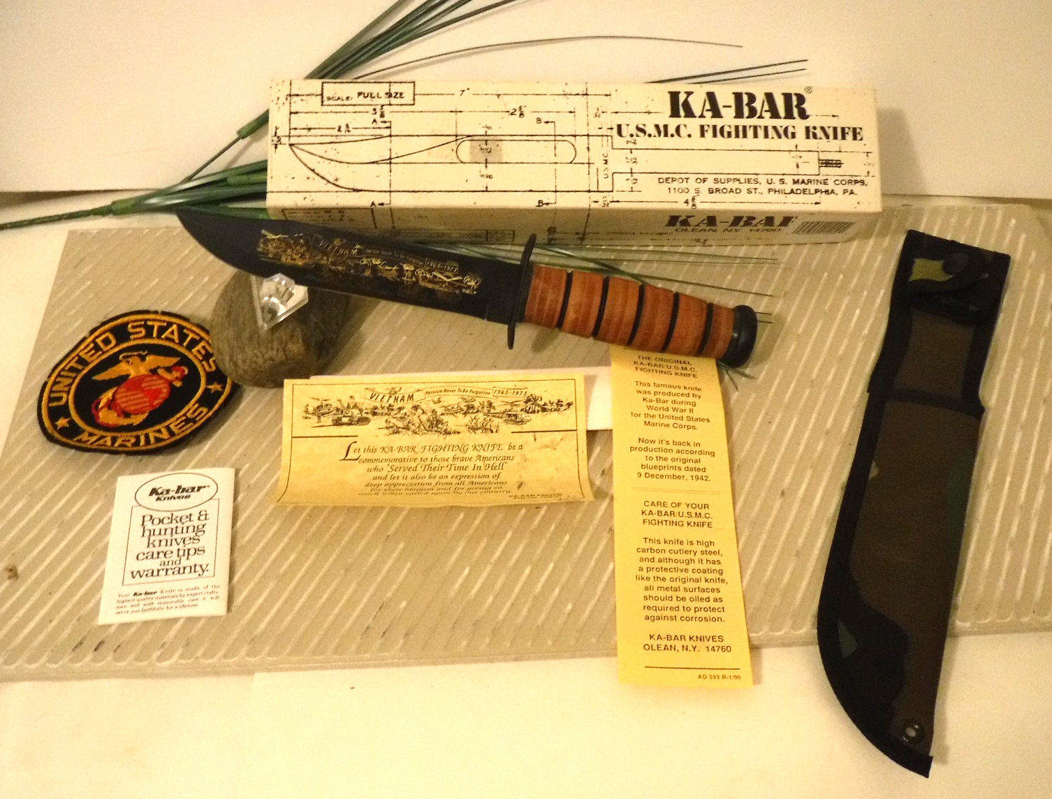 Vietnam Commemorative KA-BAR USMC Fighting Knife in original box 1217.