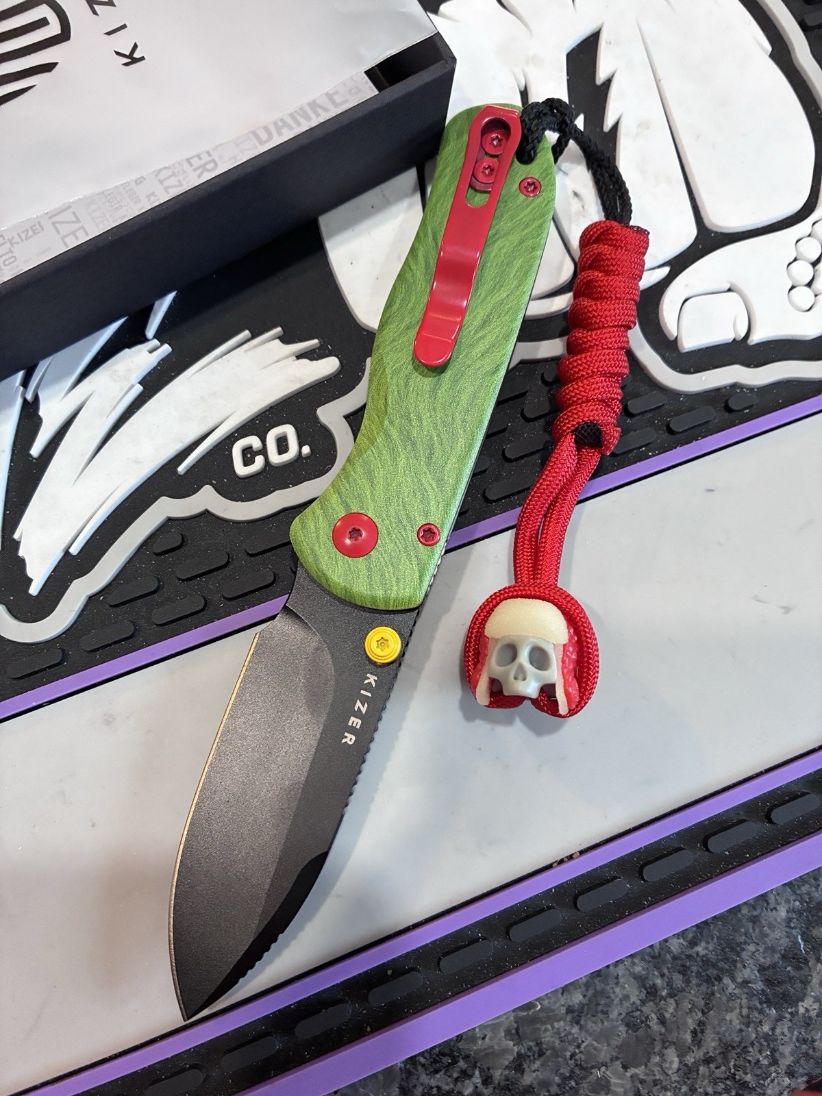 Kizer Drop Bear 2 – Blade City Xmas Exclusive /400 – AEB-L, G10, Button Lock