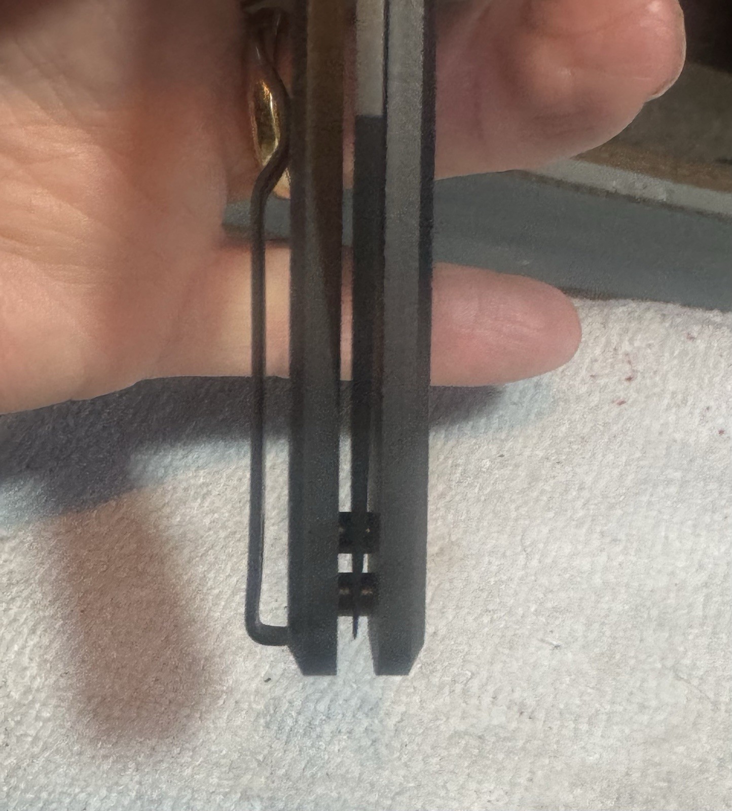 TACRAY TARCUS D2 Tanto Plain Edge Manual Crossbar lock Carbon Fiber w/ Clip