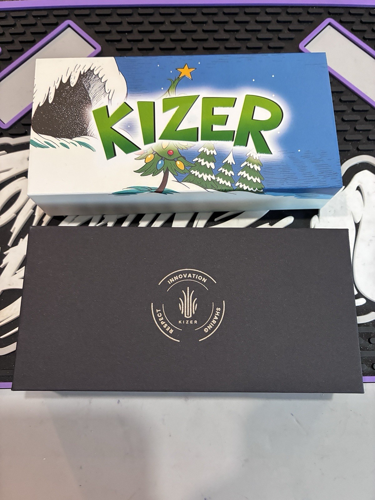 Kizer Drop Bear 2 – Blade City Xmas Exclusive /400 – AEB-L, G10, Button Lock