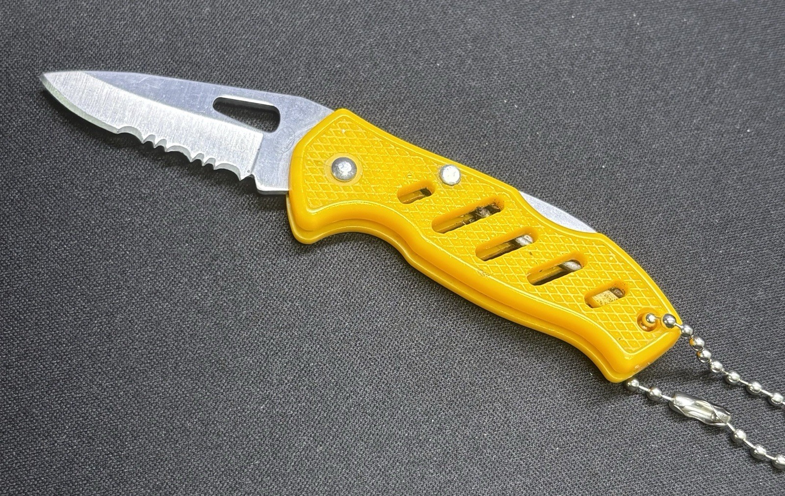7 Count Lock Back EDC Knives. 2 Smith And Wesson 4 Non Branded 1 Key Knives