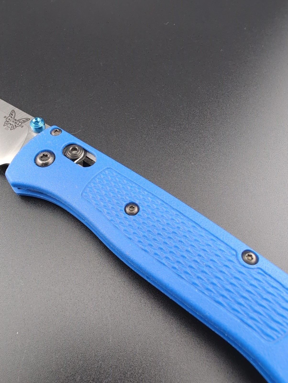 Benchmade – 535 Bugout – Blue Grivory Handles S30V Plain Satin Blade – BS-155