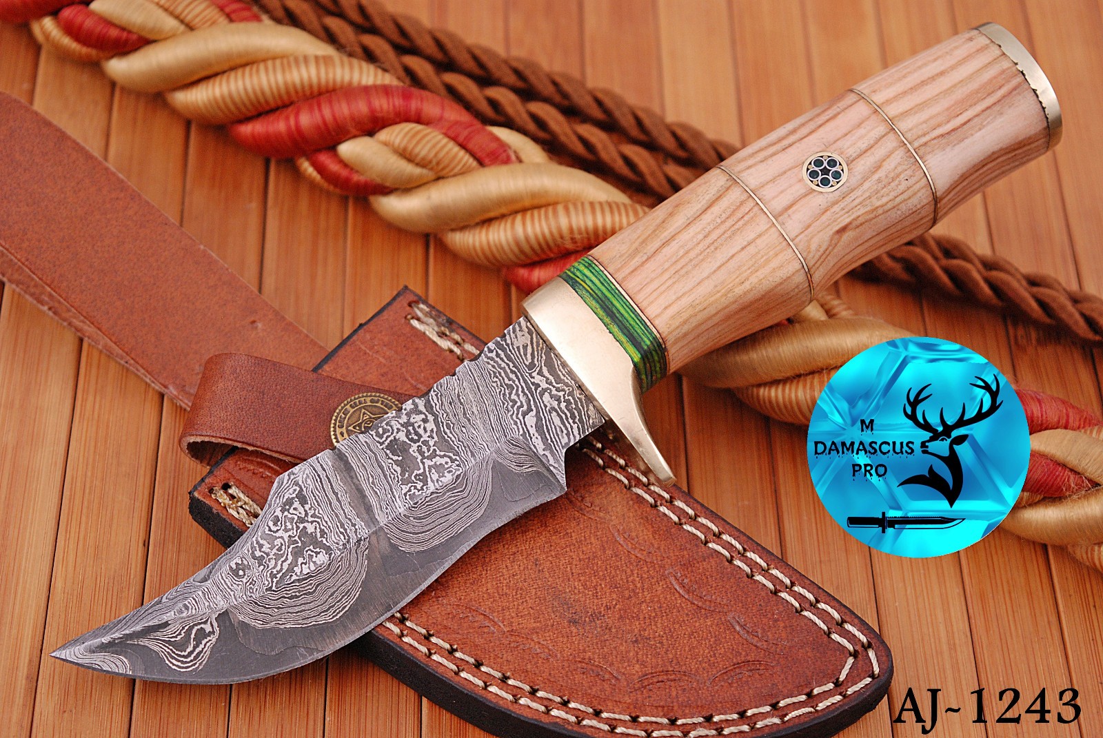 Custom Made Damascus Hunting Knife Hand Forged Damascus Steel Sharp Blade