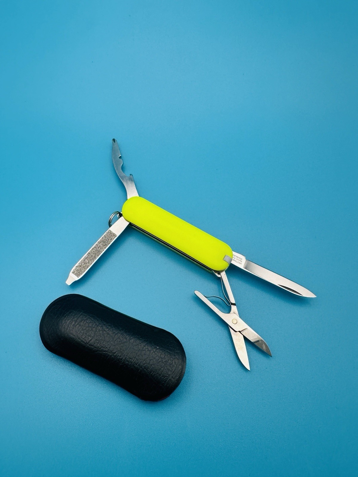 VICTORINOX Rambler Swiss Army Knife Multi-Tool 58mm YELLOW STAY GLOW + CASE !