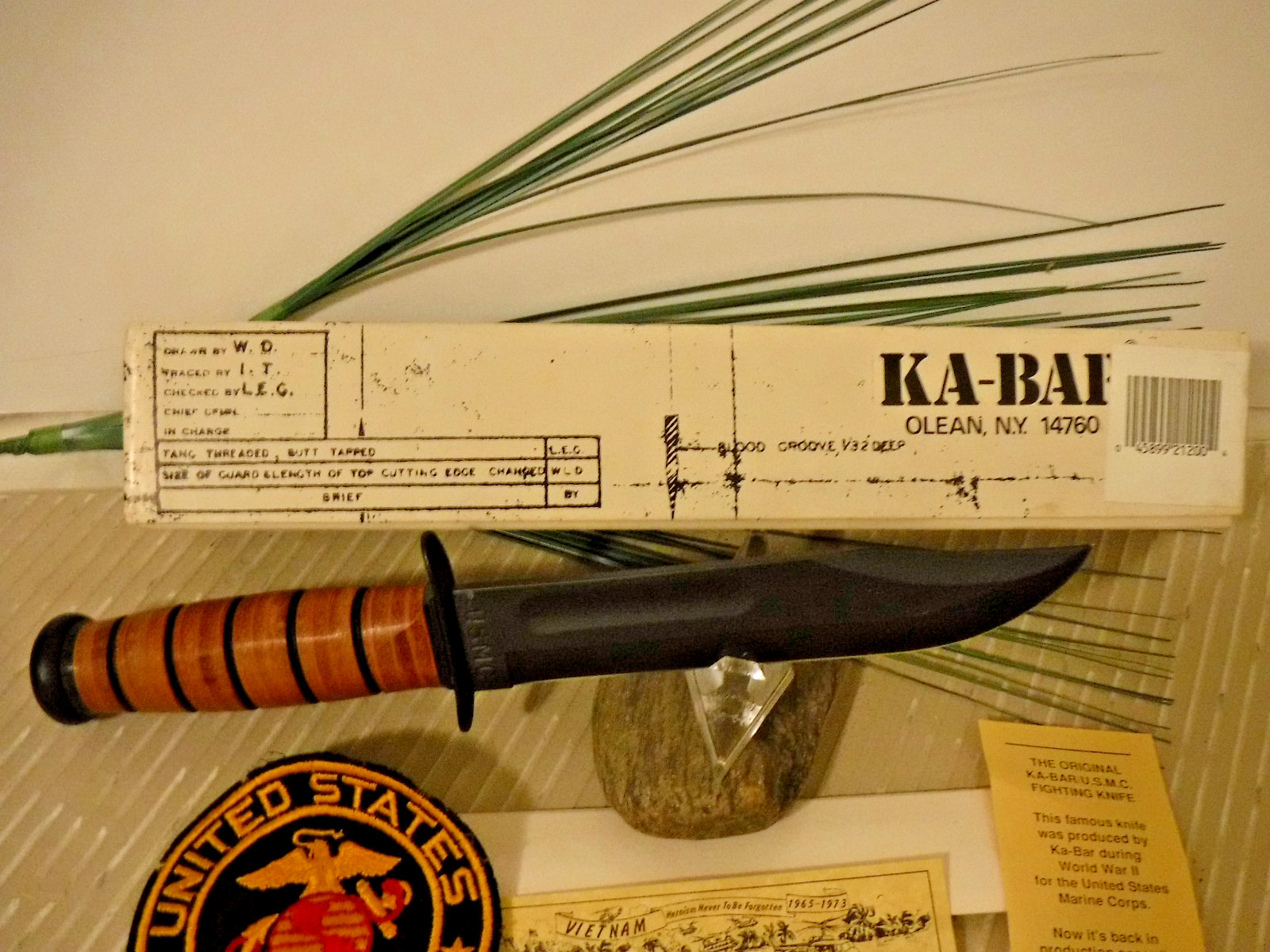 Vietnam Commemorative KA-BAR USMC Fighting Knife in original box 1217.