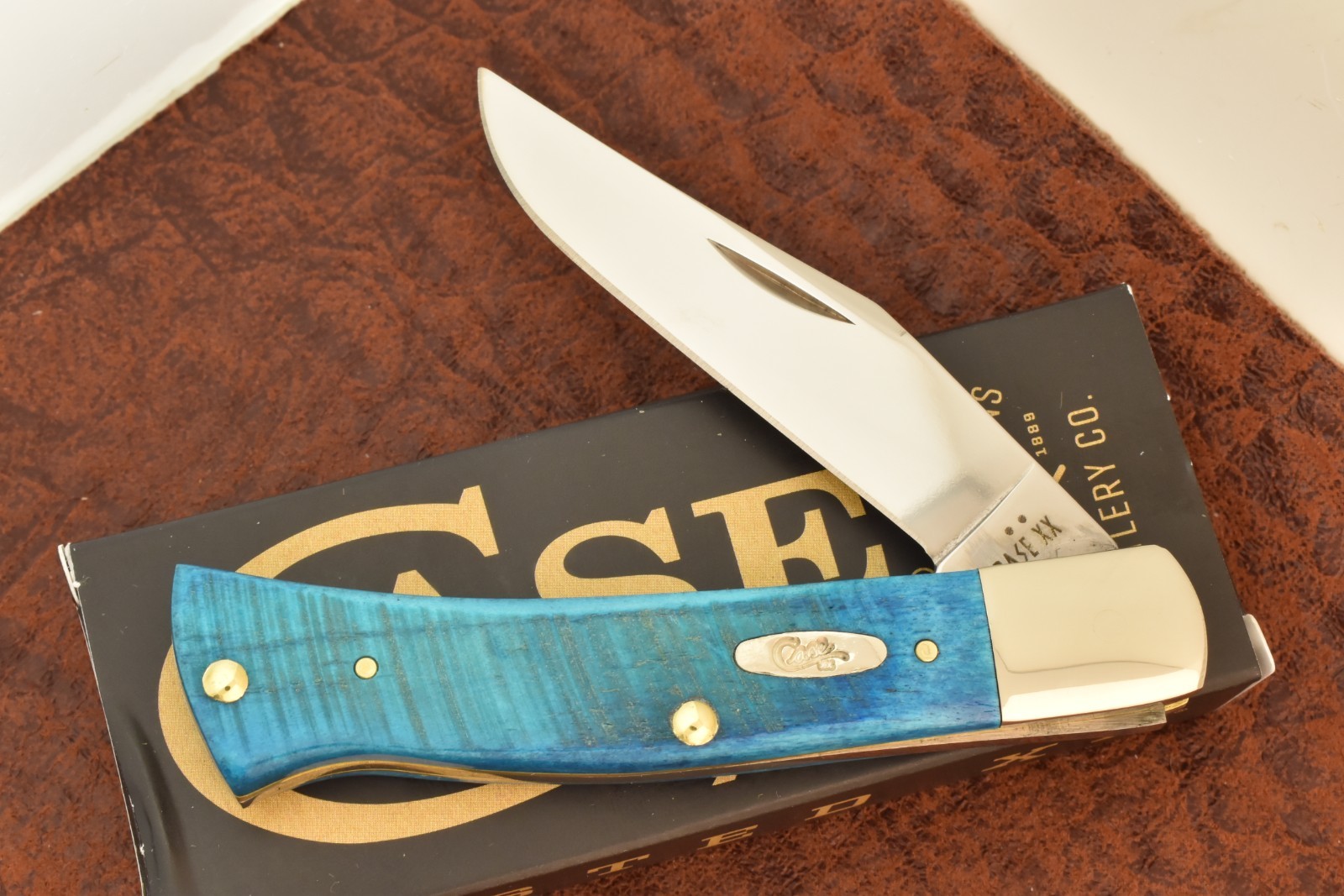 CASE XX USA 2026 SAWCUT CARIBBEAN BLUE BONE AXE HANDLE KNIFE TB61135 SS (36508)