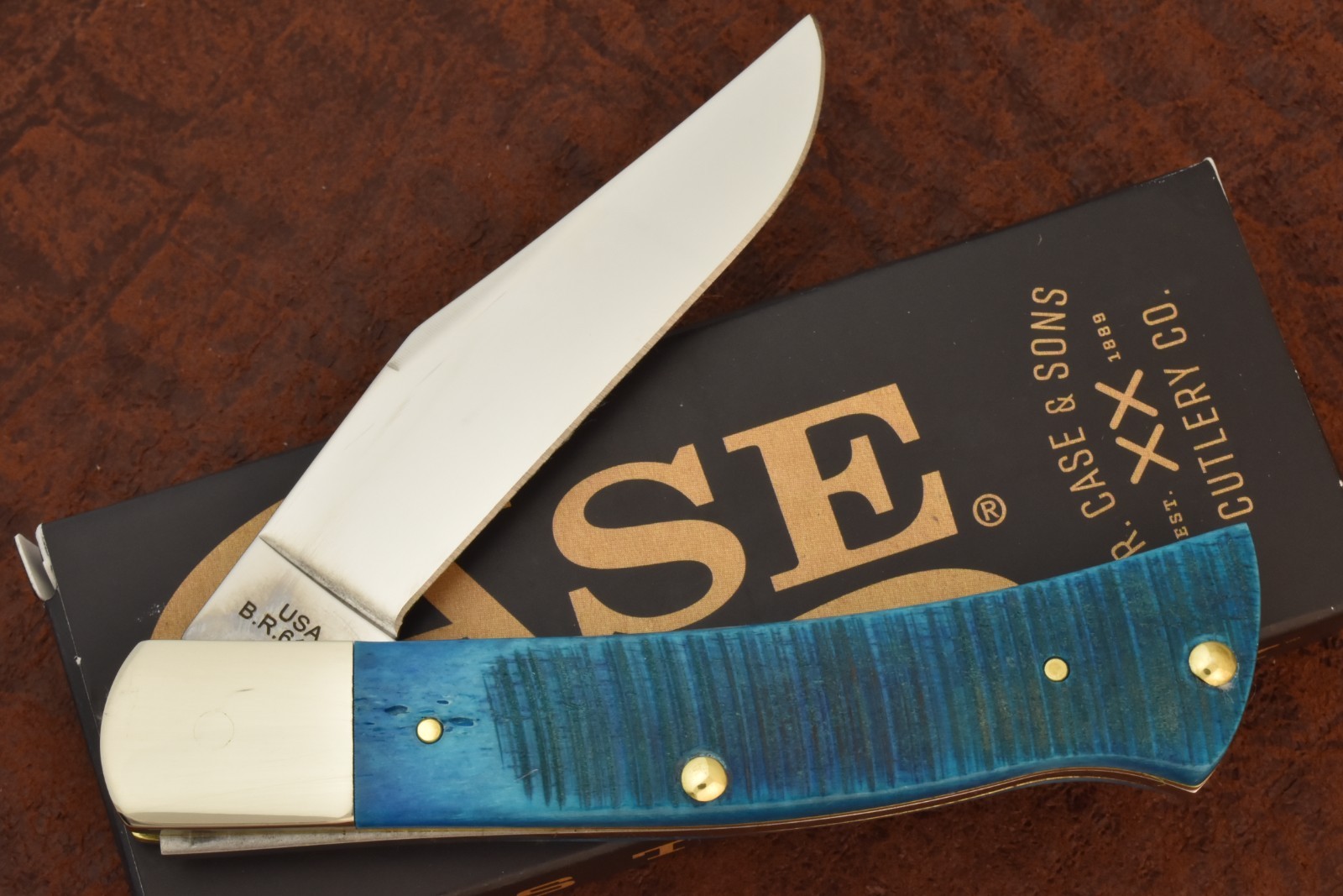 CASE XX USA 2026 SAWCUT CARIBBEAN BLUE BONE AXE HANDLE KNIFE TB61135 SS (36503)