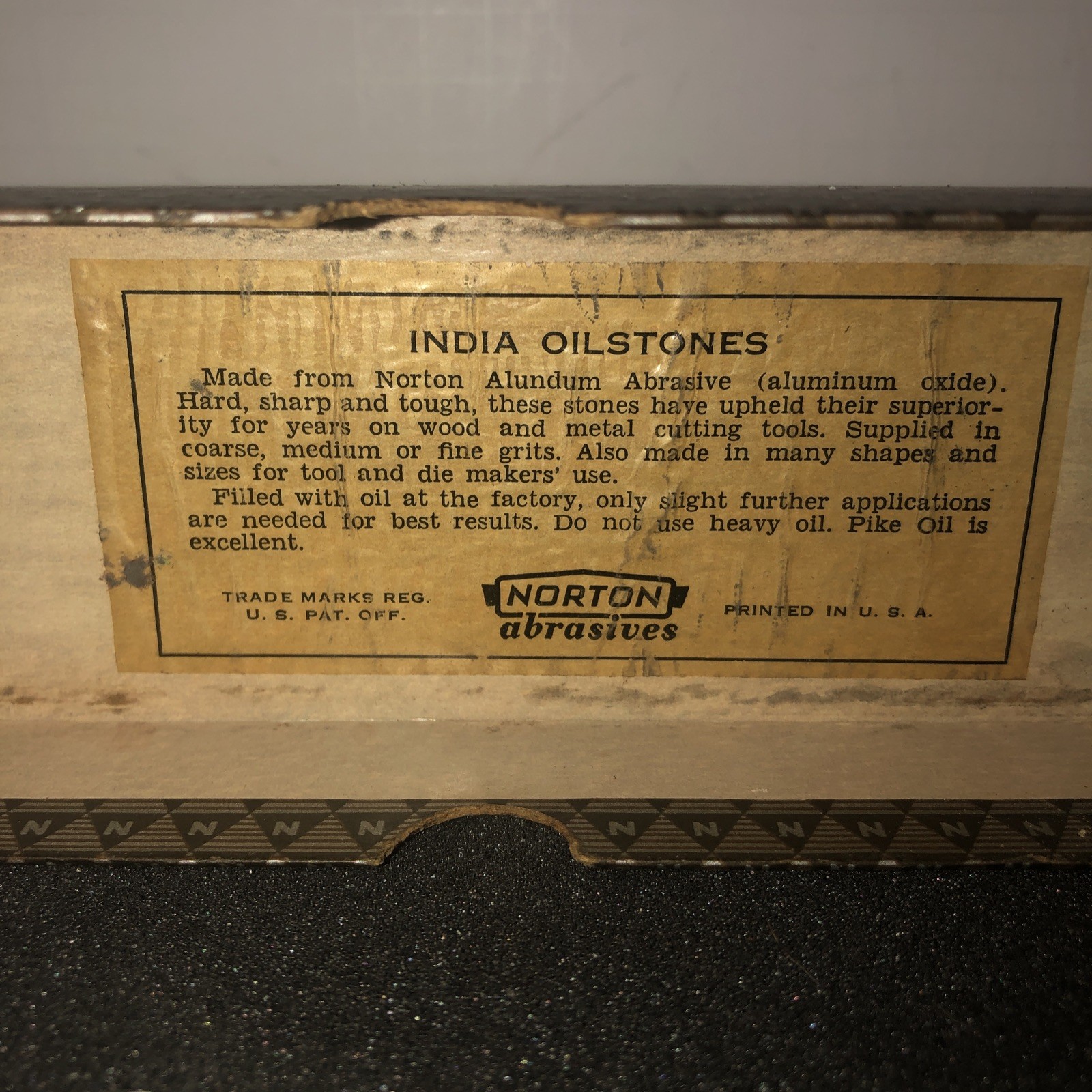 Vintage Norton India Oil Stone Knife Sharpener in original Box