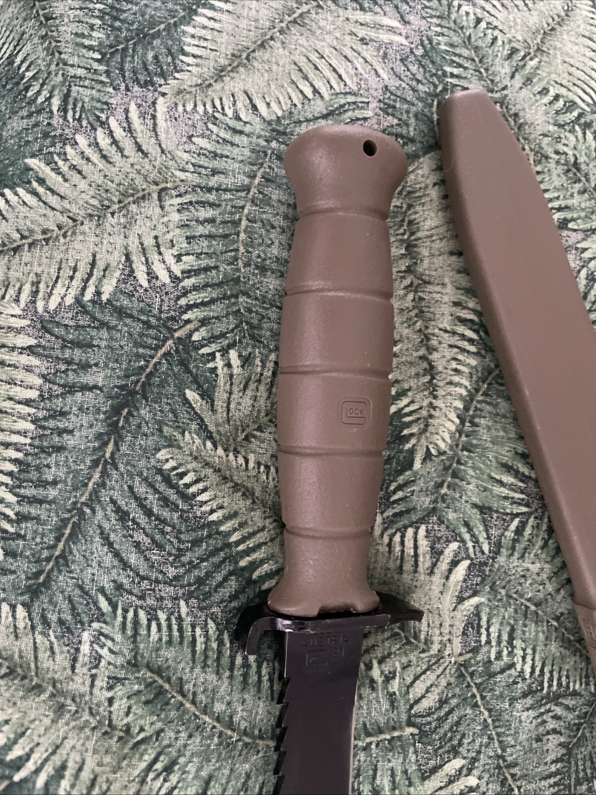 Glock 81 Austria bayonet fixed blade knife & sawback spine & Glock sheath