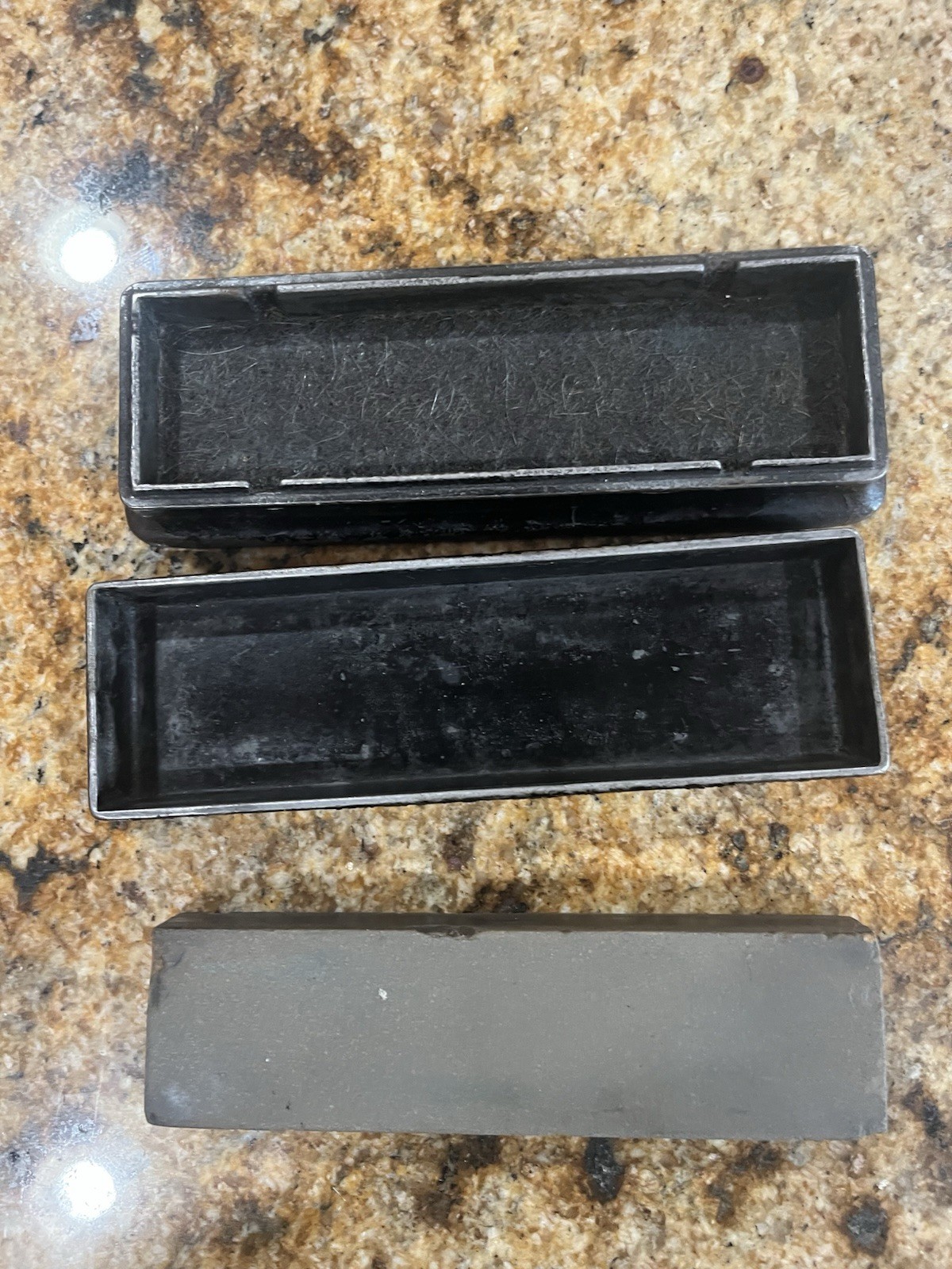 India Oil Stone Norton Co. Pike Mfg. Cast Iron Box With Stone N.H. USA