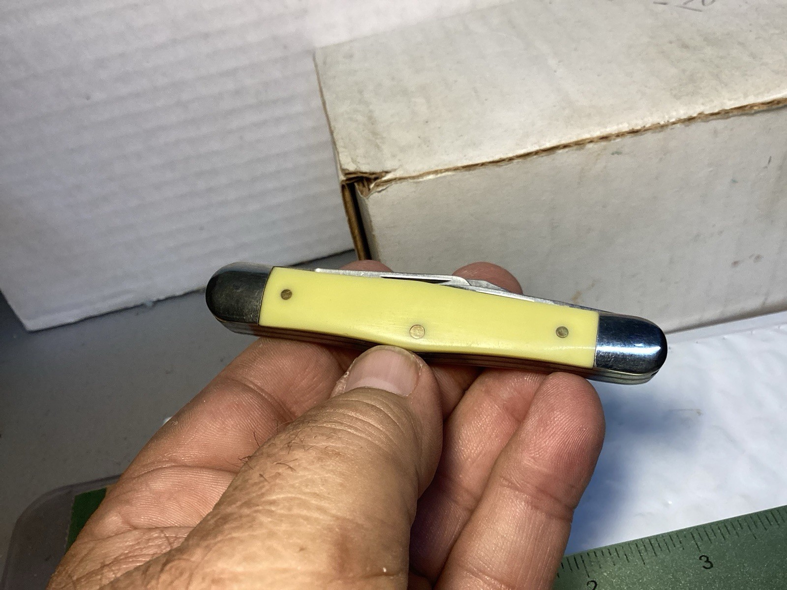 Camillus USA Yellow Jacket 72 Medium Stockman Pocketknife Yellow Handle. Nice