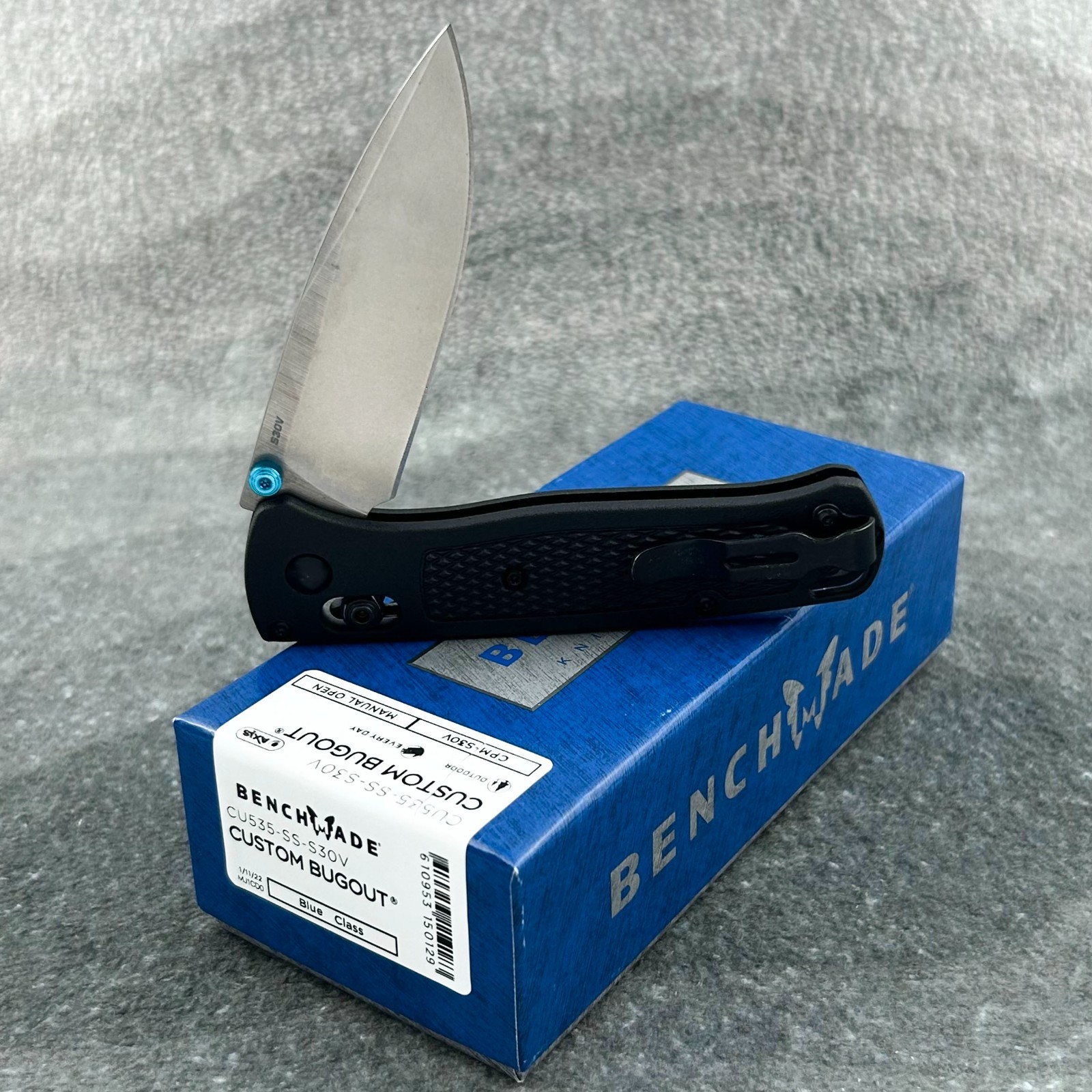 Benchmade-Bugout-(535BK-2) Black CF-Elite Handle CPM-S30V-Satin Drop Point Knive
