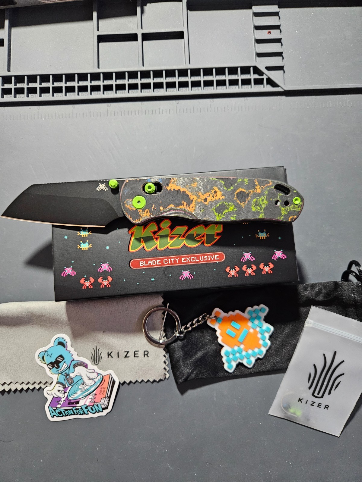 Kizer Drop Bear Blade City Exclusive S45VN Blade 80s Camo Carbon Handle 200 made