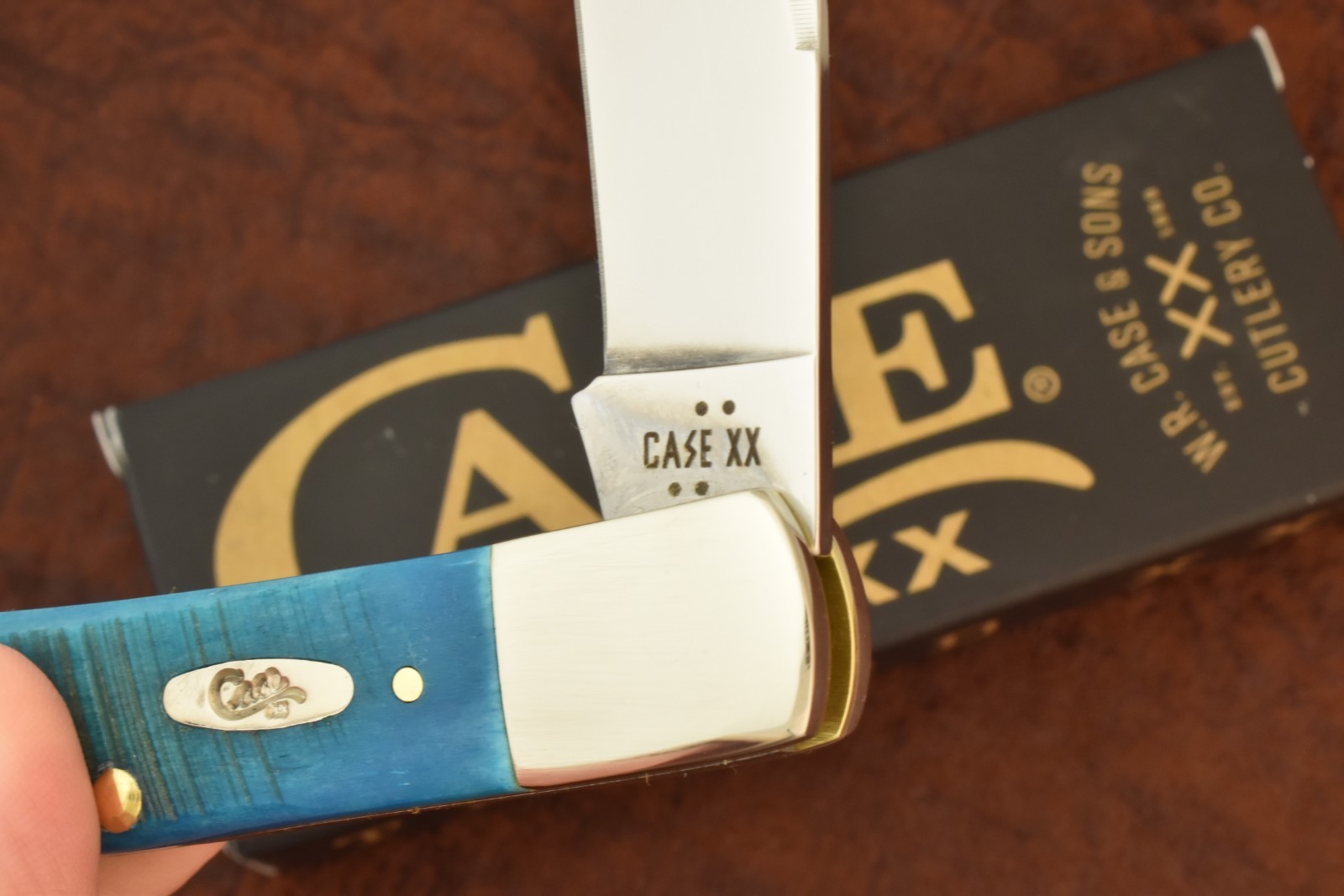 CASE XX USA 2026 SAWCUT CARIBBEAN BLUE BONE AXE HANDLE KNIFE TB61135 SS (36512)