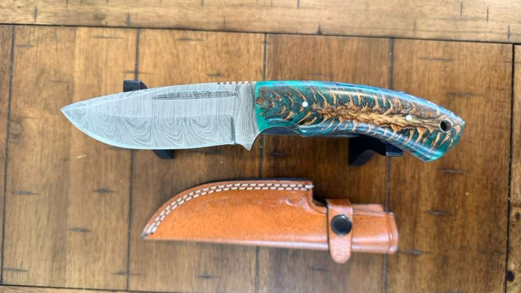 8.5″ CUSTOM HANDMADE DAMASCUS PINE CONE RESIN HANDLE KNIFE W/LANYARD & SHEATH