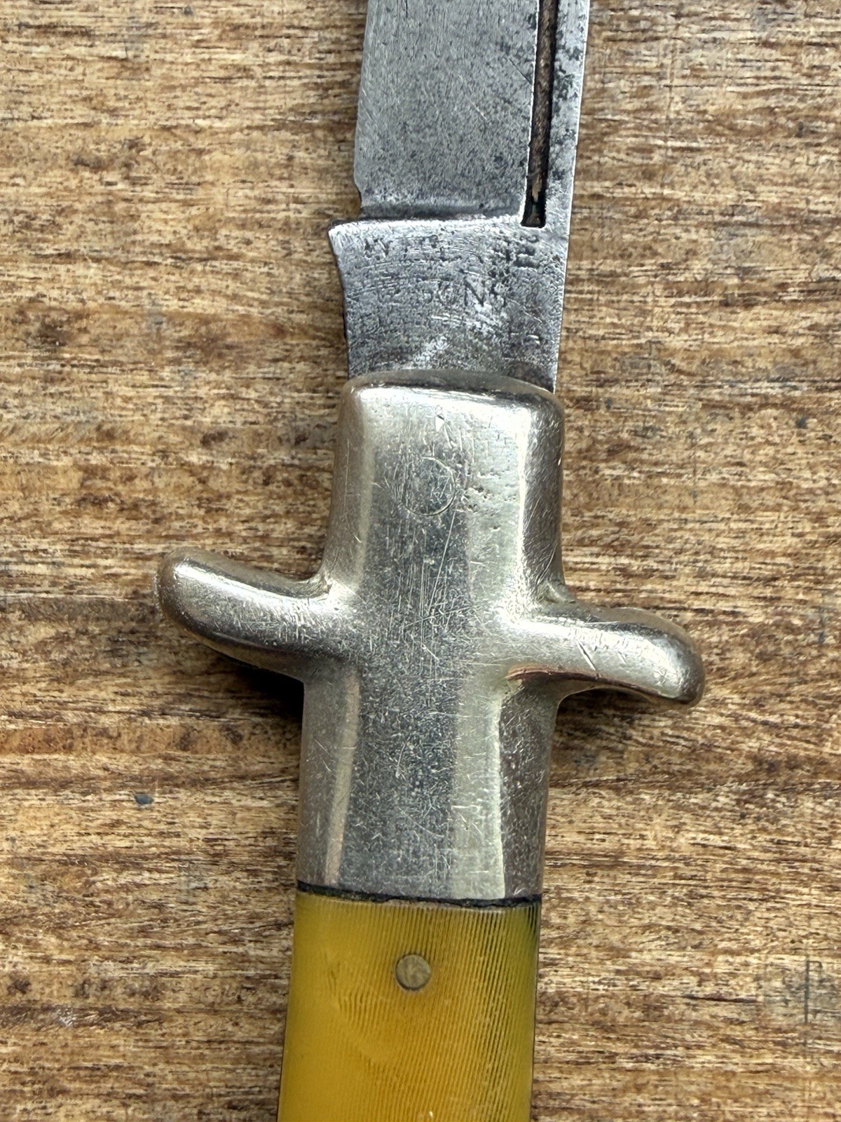 W.R. Case & Sons B1051 Fishtail Bow Tie Knife 1905-1914 Yellow Antique Rare
