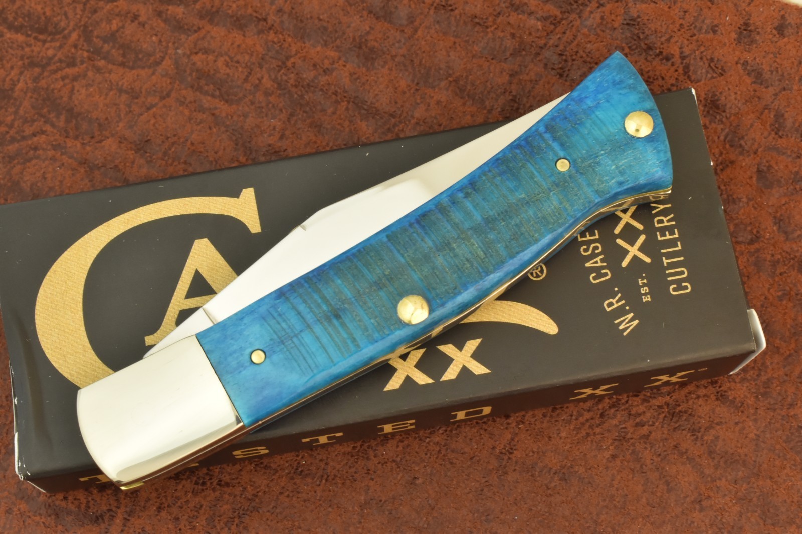 CASE XX USA 2026 SAWCUT CARIBBEAN BLUE BONE AXE HANDLE KNIFE TB61135 SS (36508)