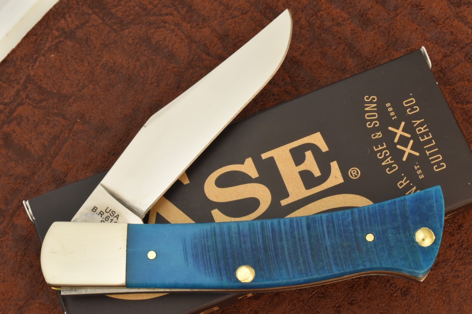 CASE XX USA 2026 SAWCUT CARIBBEAN BLUE BONE AXE HANDLE KNIFE TB61135 SS (36509)
