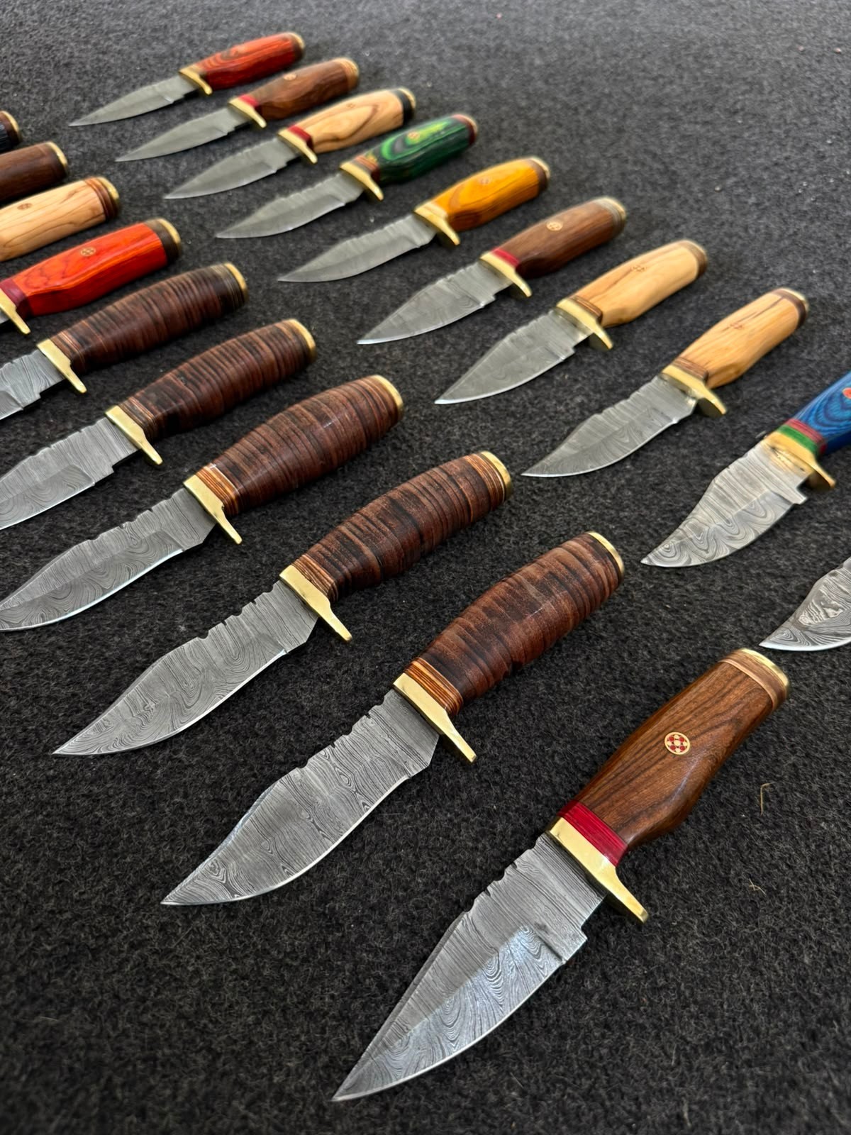 WHOLESALE LOT OF 20 CUSTOM HANDMADE DAMASCUS STEEL 8″ HUTING KNIVES WITH SHEATH