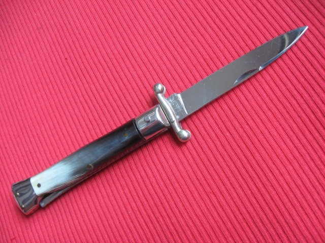 Vintage Italian 1960’s Manual Swing Guard Knife