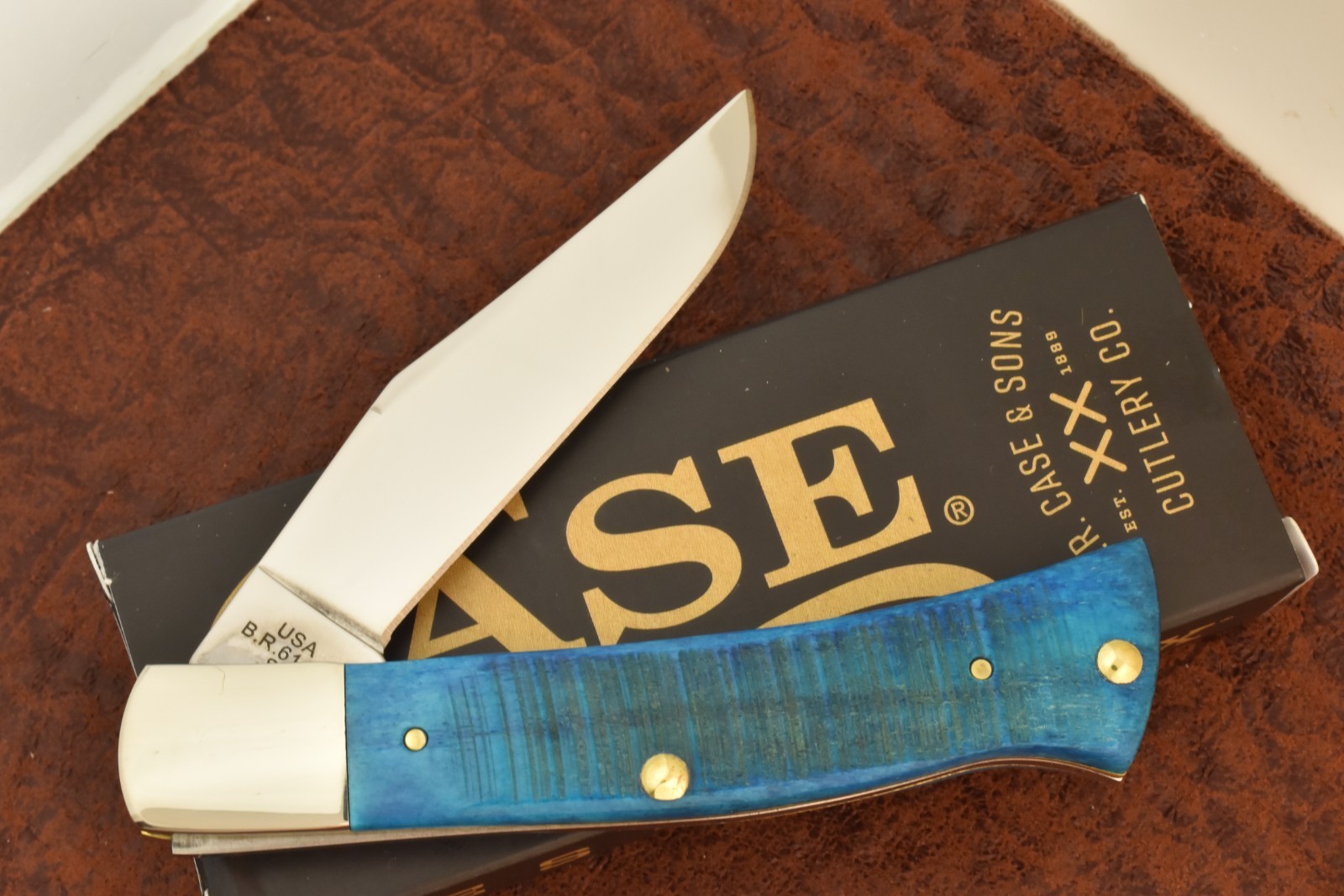 CASE XX USA 2026 SAWCUT CARIBBEAN BLUE BONE AXE HANDLE KNIFE TB61135 SS (36508)