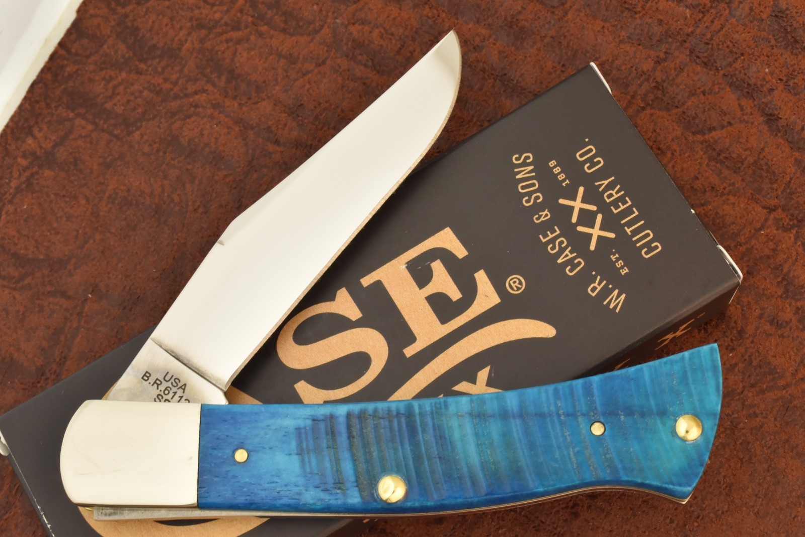 CASE XX USA 2026 SAWCUT CARIBBEAN BLUE BONE AXE HANDLE KNIFE TB61135 SS (36505)