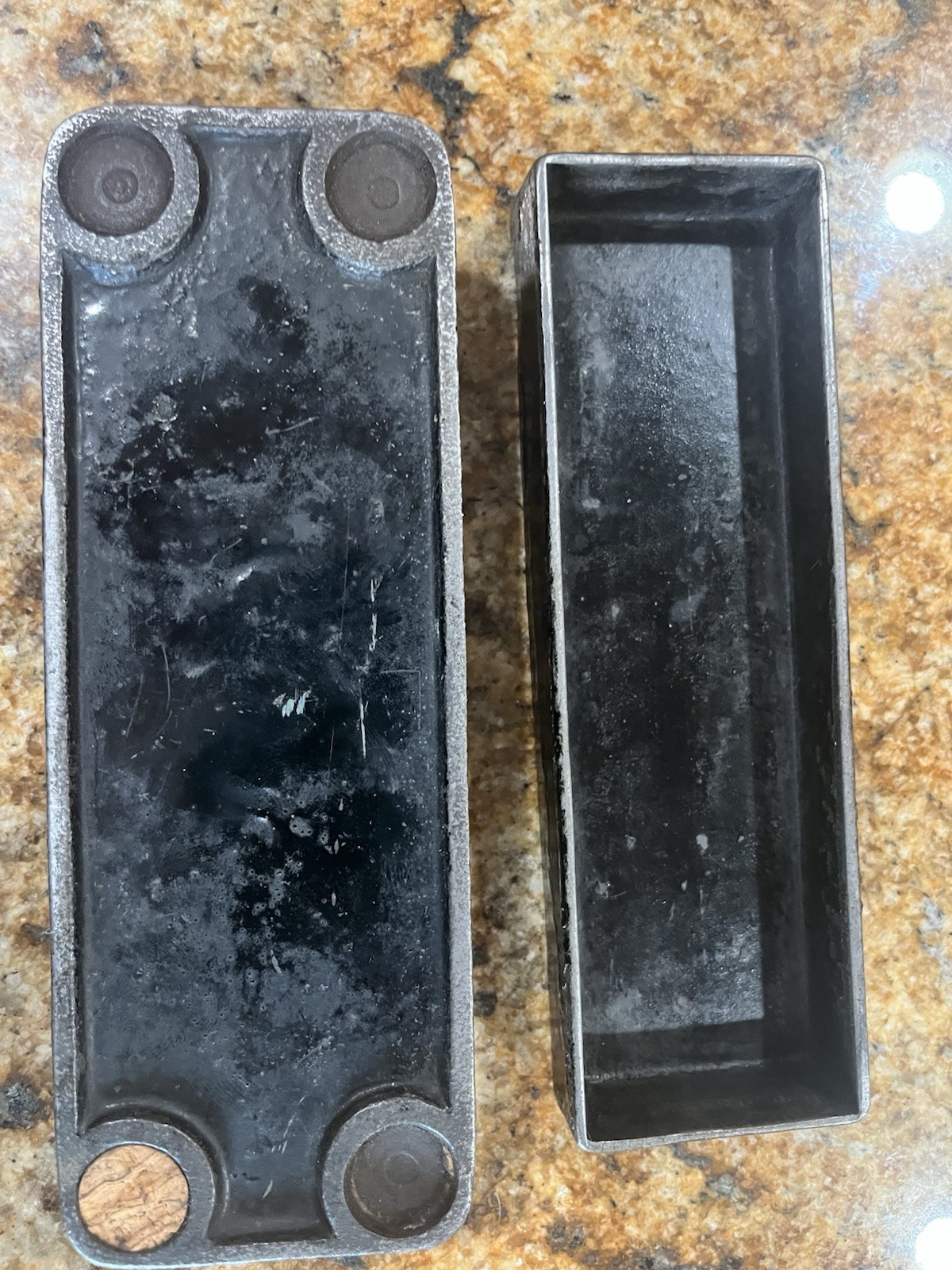 India Oil Stone Norton Co. Pike Mfg. Cast Iron Box With Stone N.H. USA