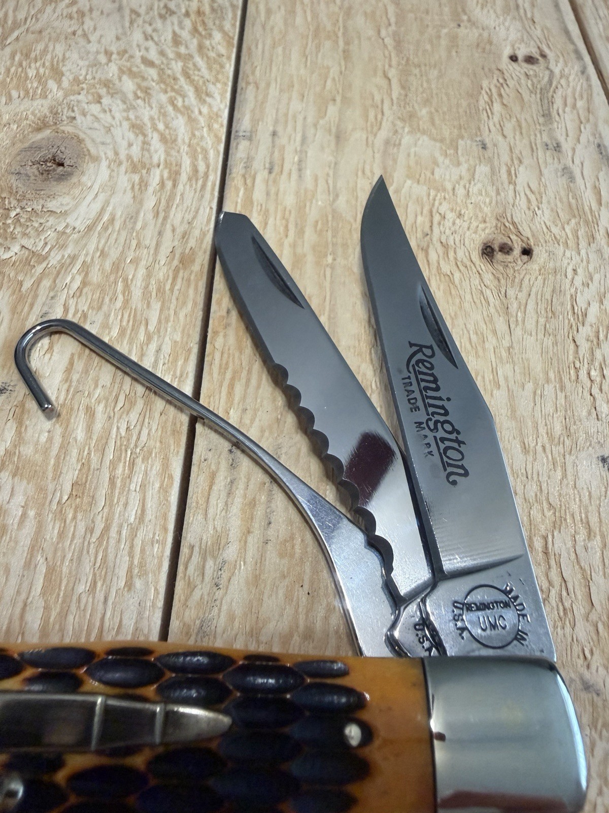 Remington 2024 Waterfowler R1123w Bone Handle 2-Blade Clip/Spey Gut Hook