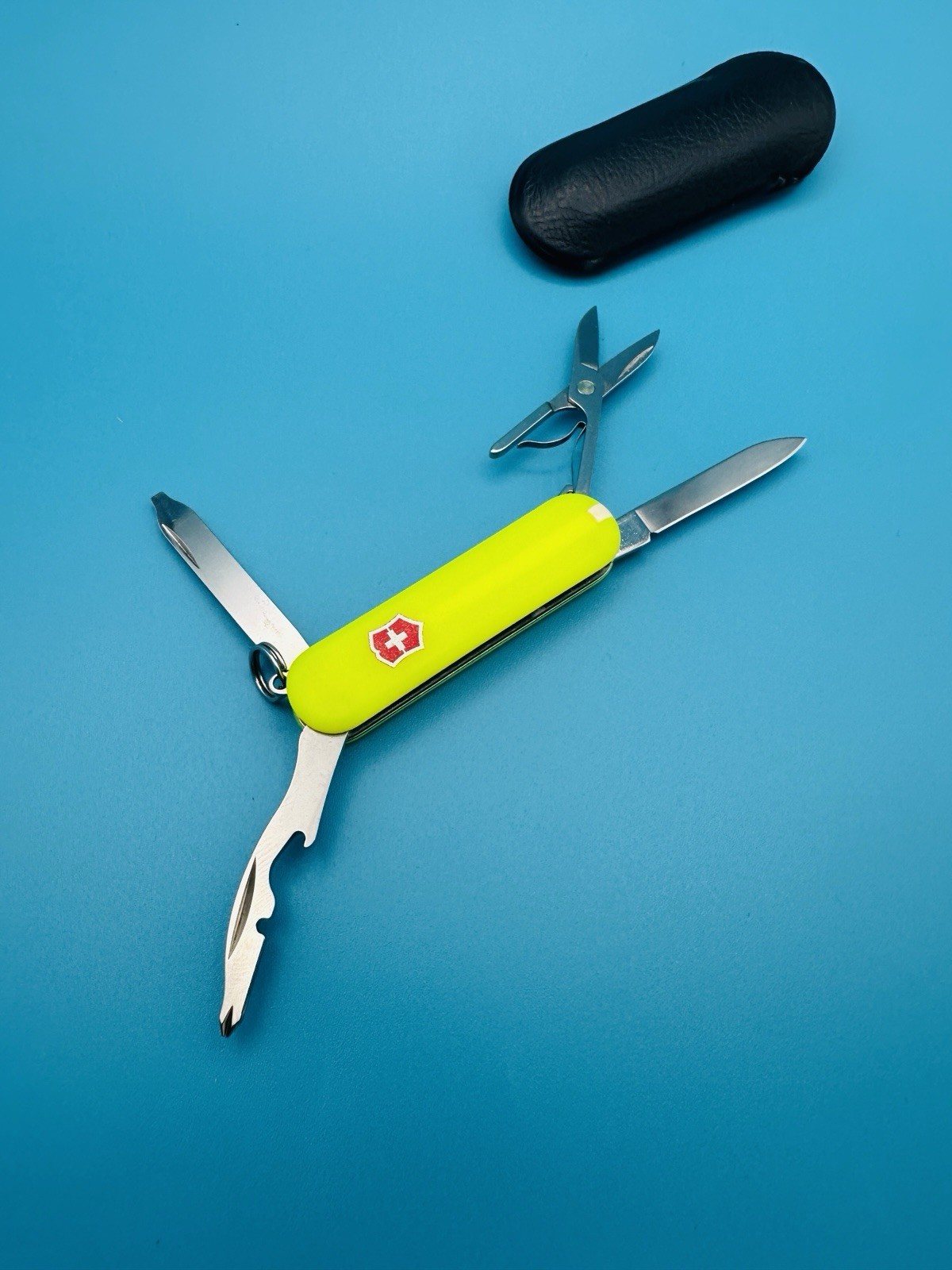 VICTORINOX Rambler Swiss Army Knife Multi-Tool 58mm YELLOW STAY GLOW + CASE !