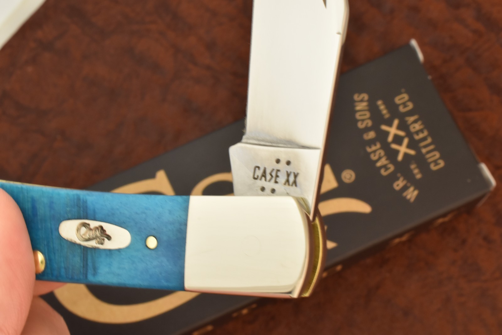 CASE XX USA 2026 SAWCUT CARIBBEAN BLUE BONE AXE HANDLE KNIFE TB61135 SS (36509)