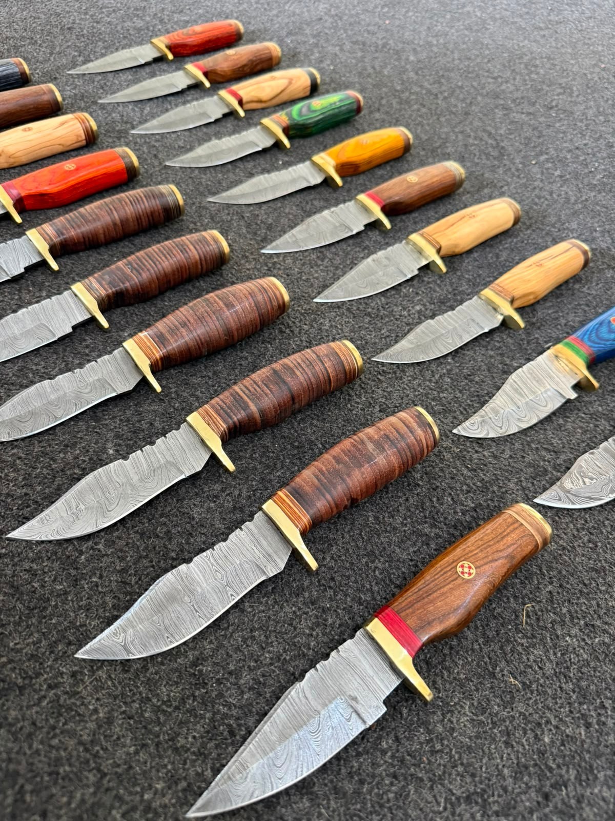 WHOLESALE LOT OF 20 CUSTOM HANDMADE DAMASCUS STEEL 8″ HUTING KNIVES WITH SHEATH