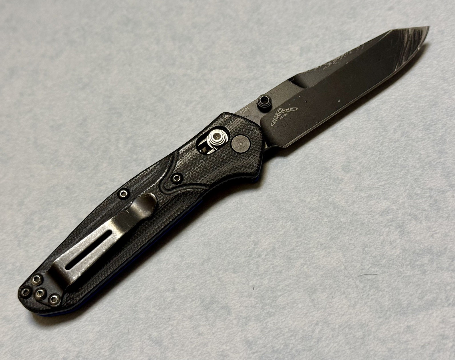Benchmade 945BK-1 Mini Osborne Axis Reverse Tanto S30V Black/Blue G10