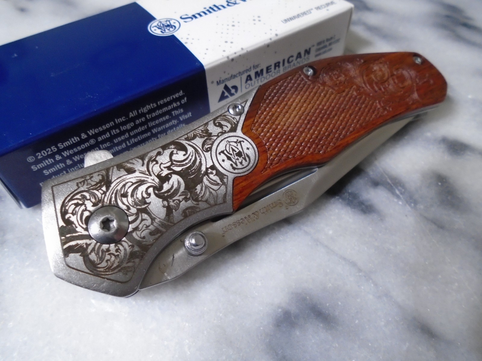 Smith & Wesson Unwavered Assisted Open Pocket Knife Fancy Folder 1193150 Wood