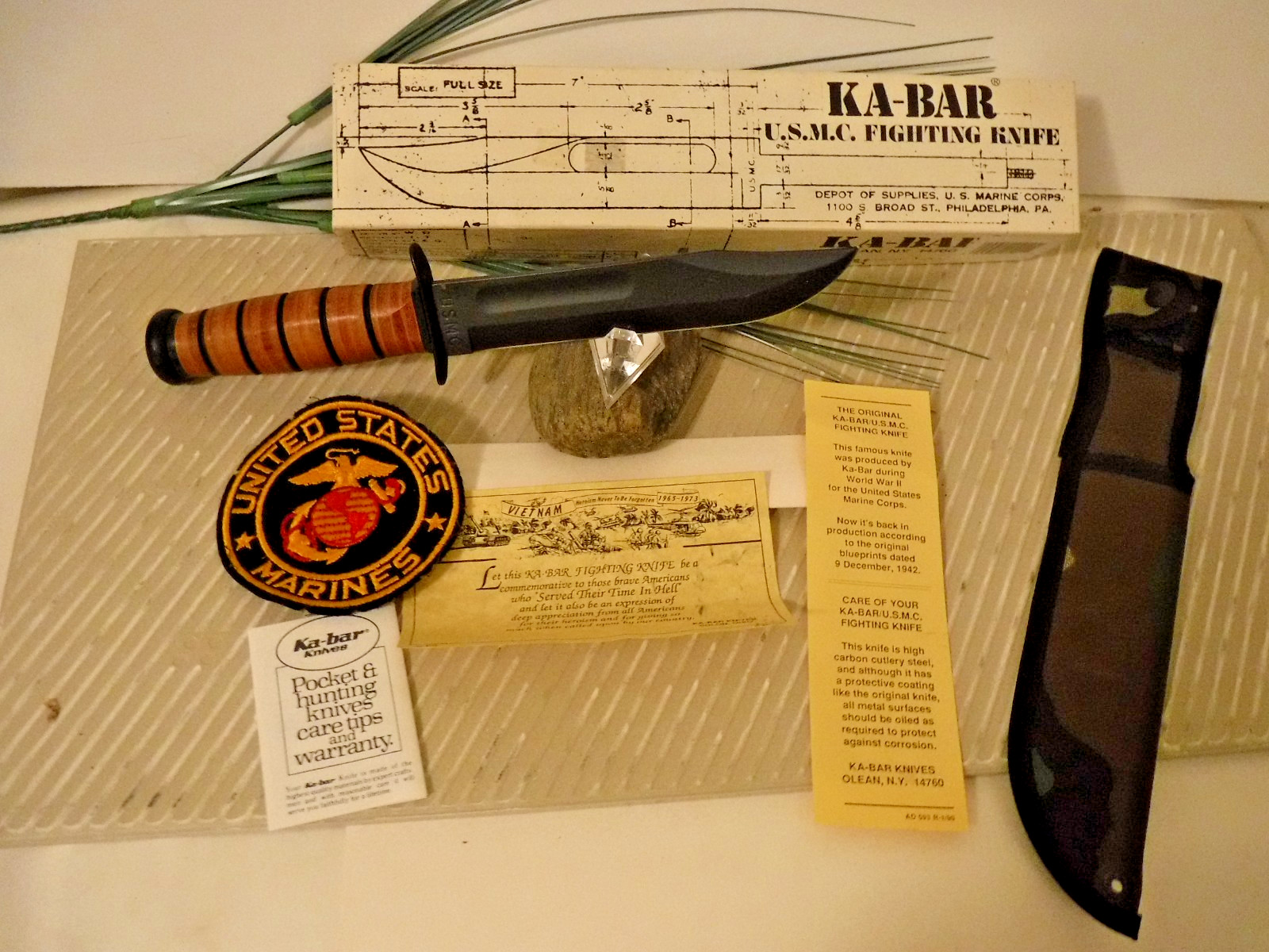 Vietnam Commemorative KA-BAR USMC Fighting Knife in original box 1217.