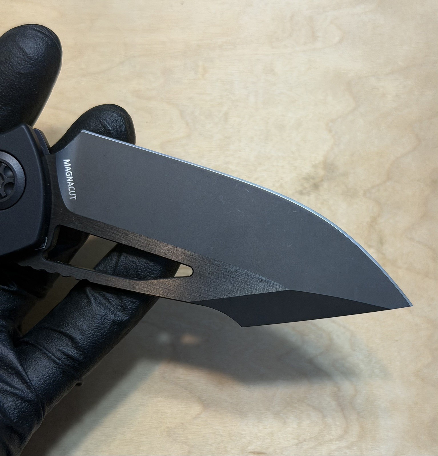 Heretic Knives Pariah DLC Magnacut Carbon Fiber Glow Inlay Trit. Thumb Stud
