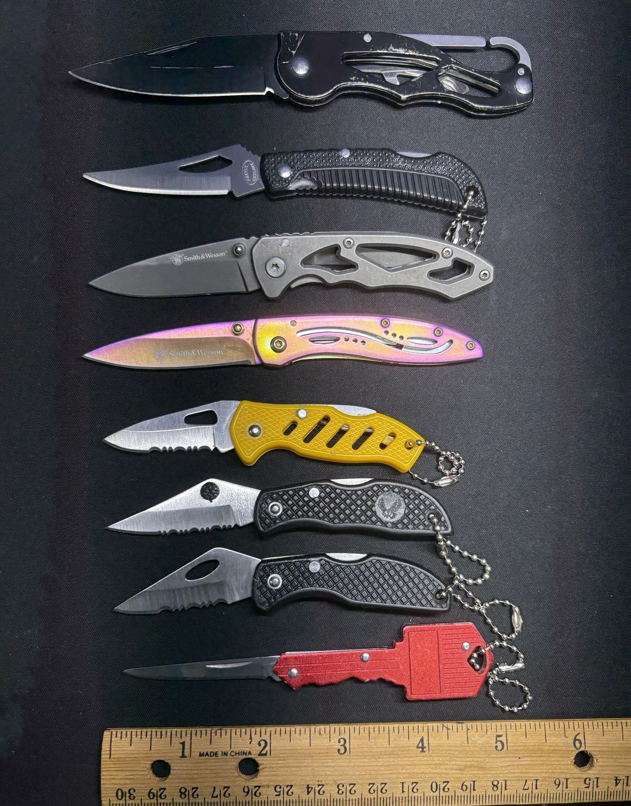 7 Count Lock Back EDC Knives. 2 Smith And Wesson 4 Non Branded 1 Key Knives