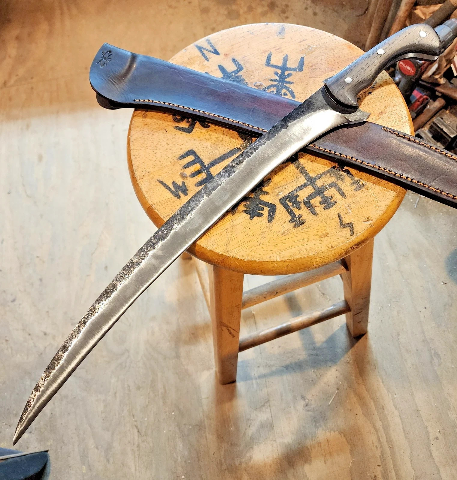 CUSTOM HANDMADE D2 TOOL STEEL HUNTING 23″ SWORD KNIFE WITH LEATHER SHEATH