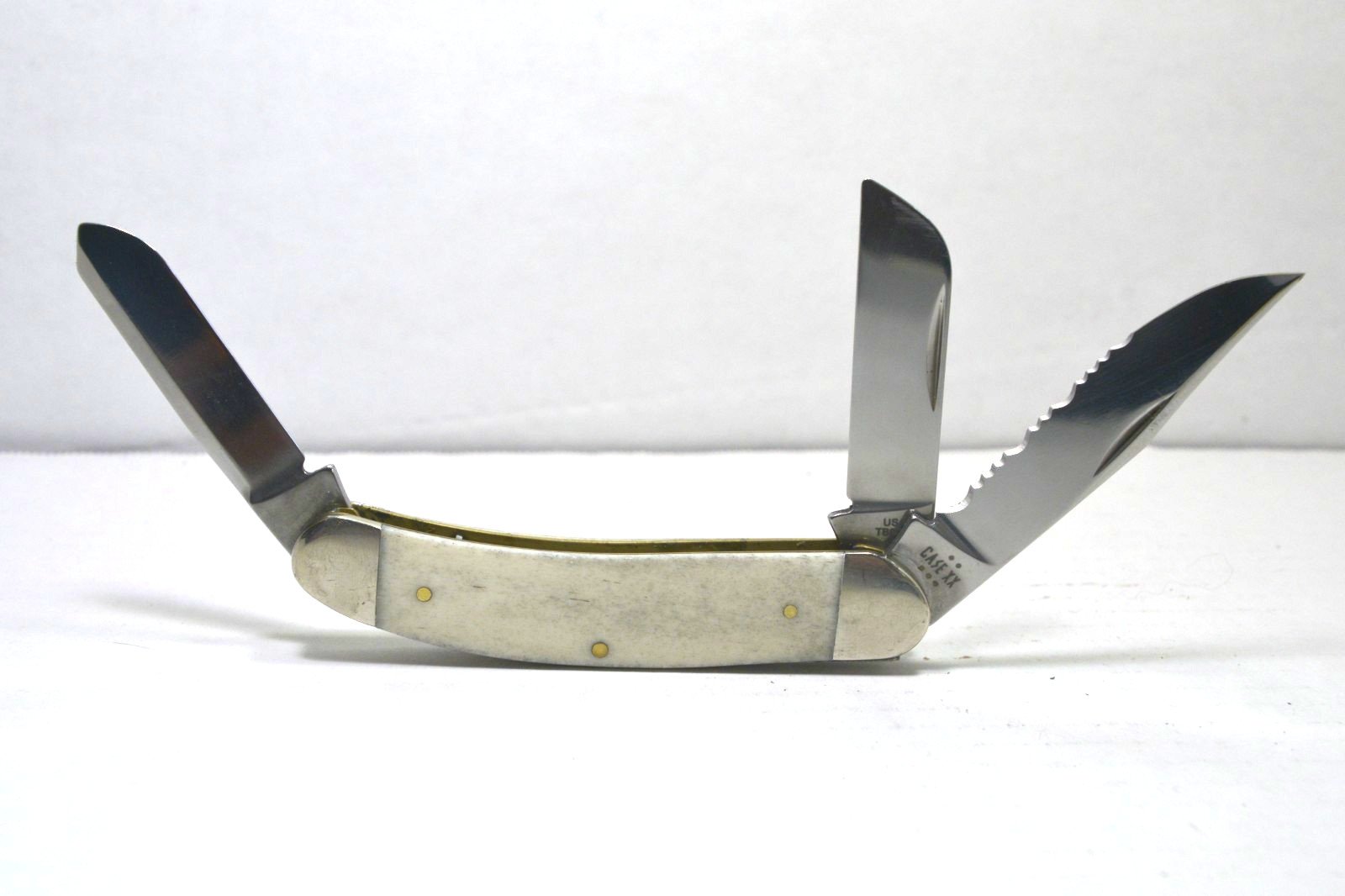 Case XX TB6339 Tony Bose Natural Smooth Bone Pocketknife 2025, serrated edge