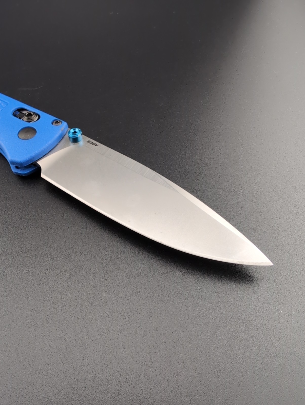 Benchmade – 535 Bugout – Blue Grivory Handles S30V Plain Satin Blade – BS-155