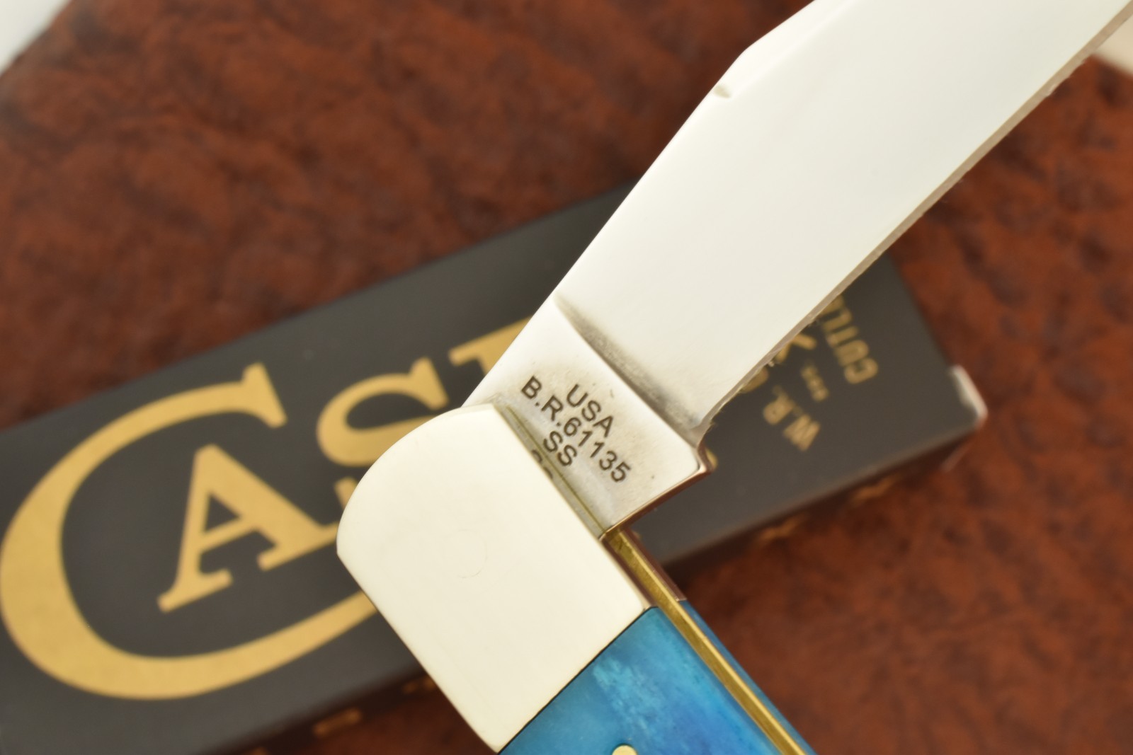 CASE XX USA 2026 SAWCUT CARIBBEAN BLUE BONE AXE HANDLE KNIFE TB61135 SS (36511)