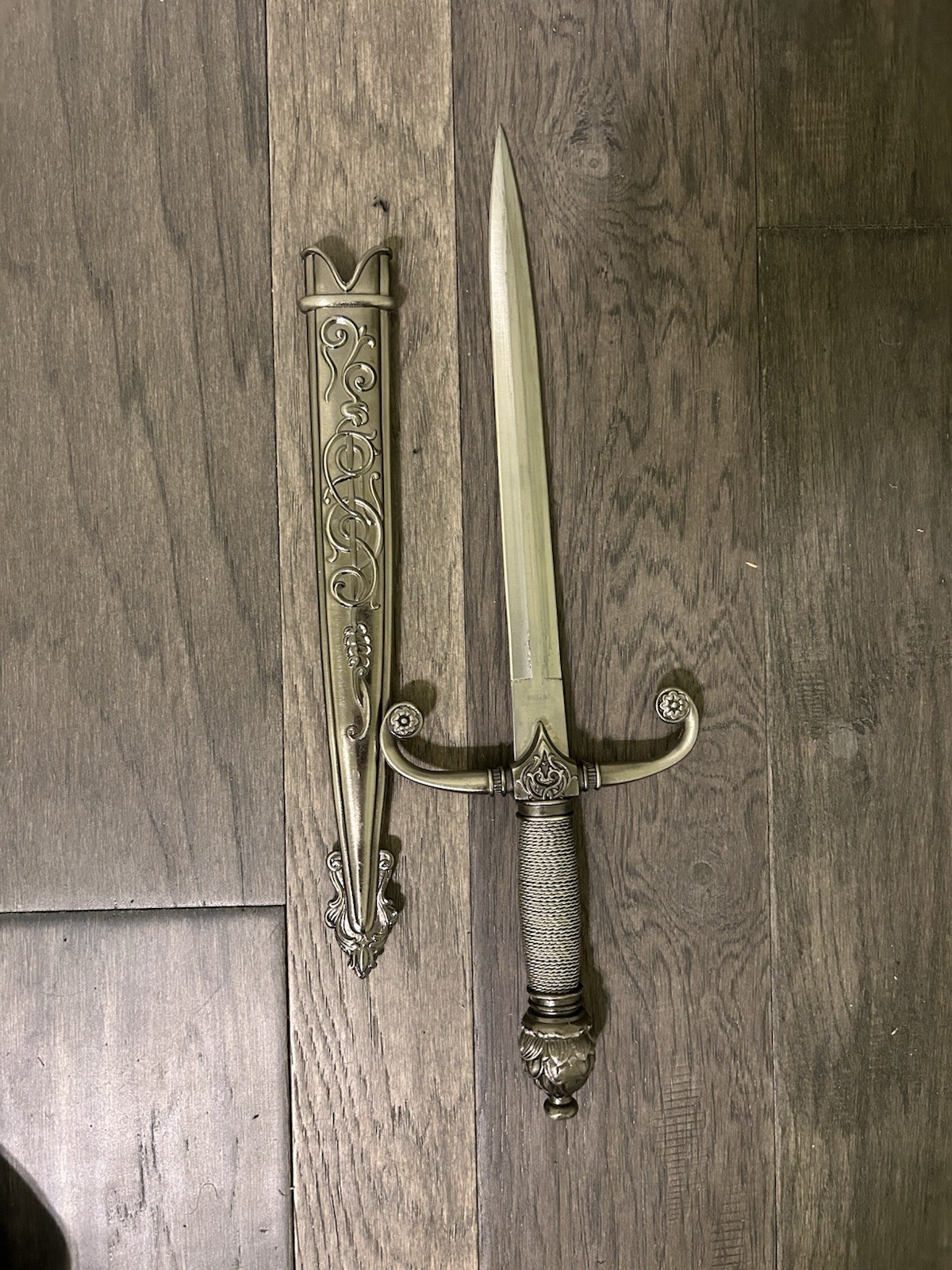 Ornamental Decorative Sword & Sheath Set – 2 Vintage-Style Replica Swords