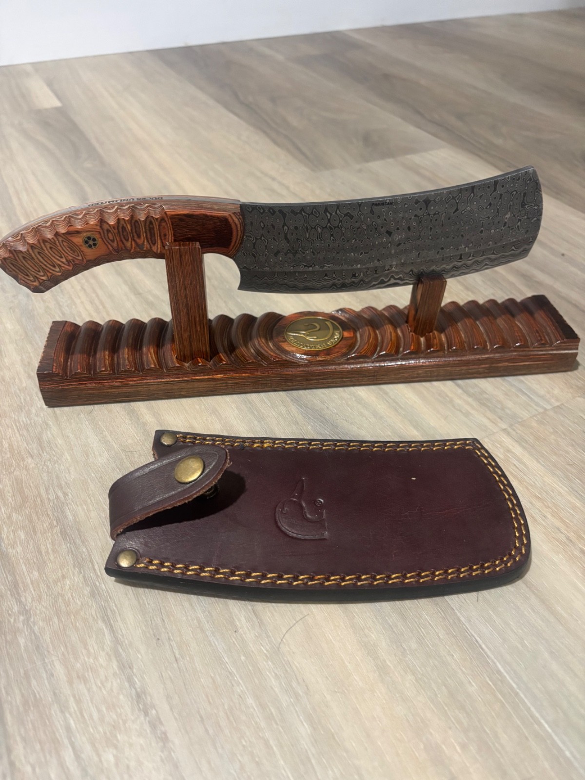 2025 Ducks Unlimited DAMASCUS Knife Of The Year W/ Stand Cleaver 7″ Blade
