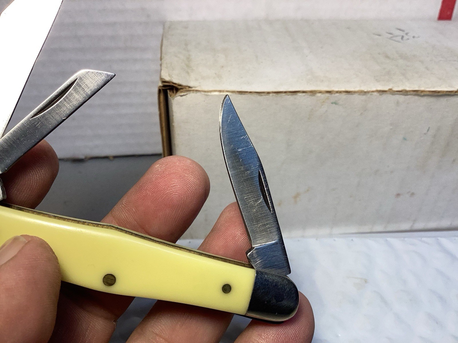 Camillus USA Yellow Jacket 72 Medium Stockman Pocketknife Yellow Handle. Nice