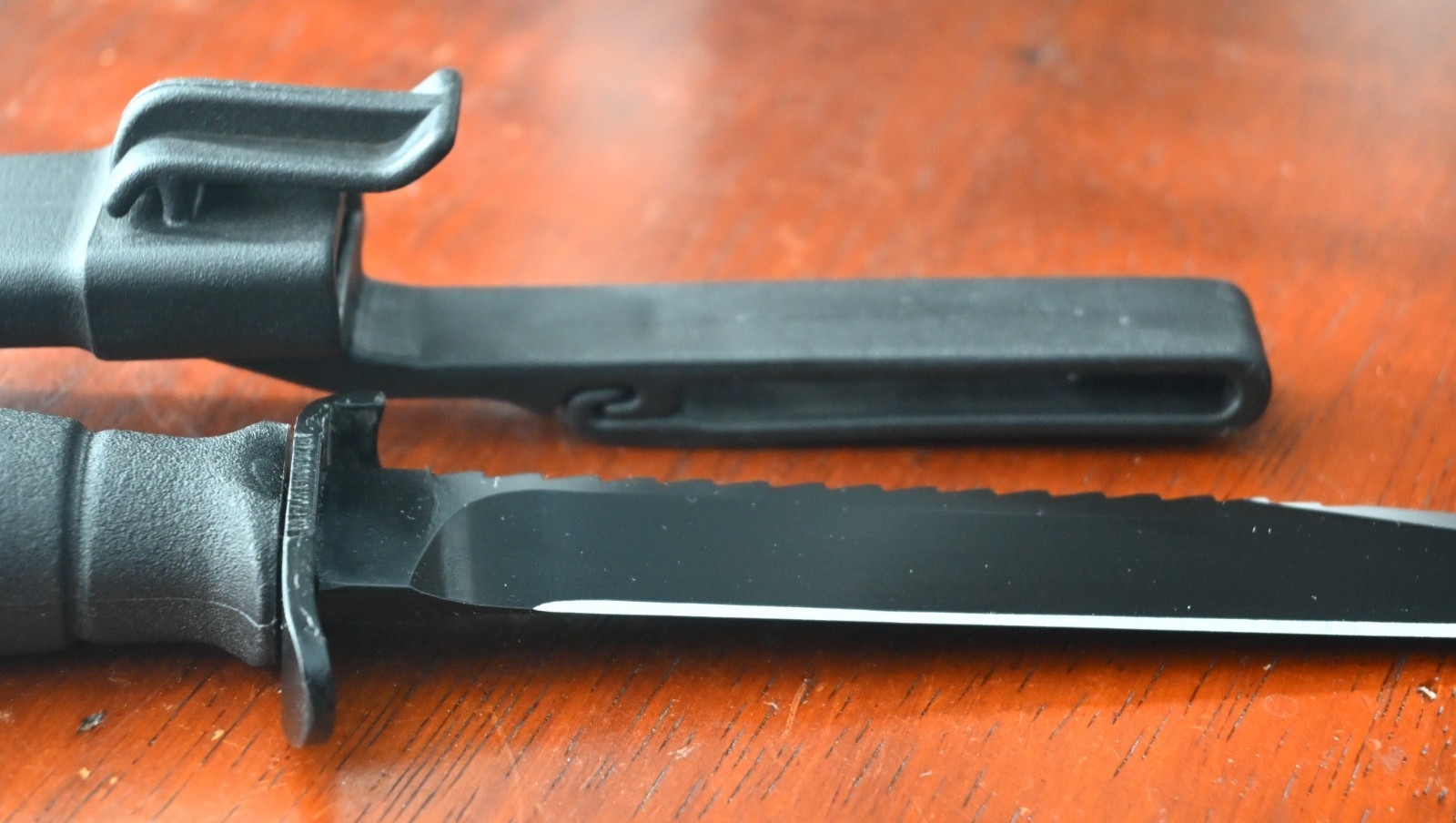 AUSTRIAN GLOCK 81 COMBAT KNIFE -NICE Sawback-