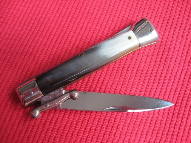 Vintage Italian 1960’s Manual Swing Guard Knife