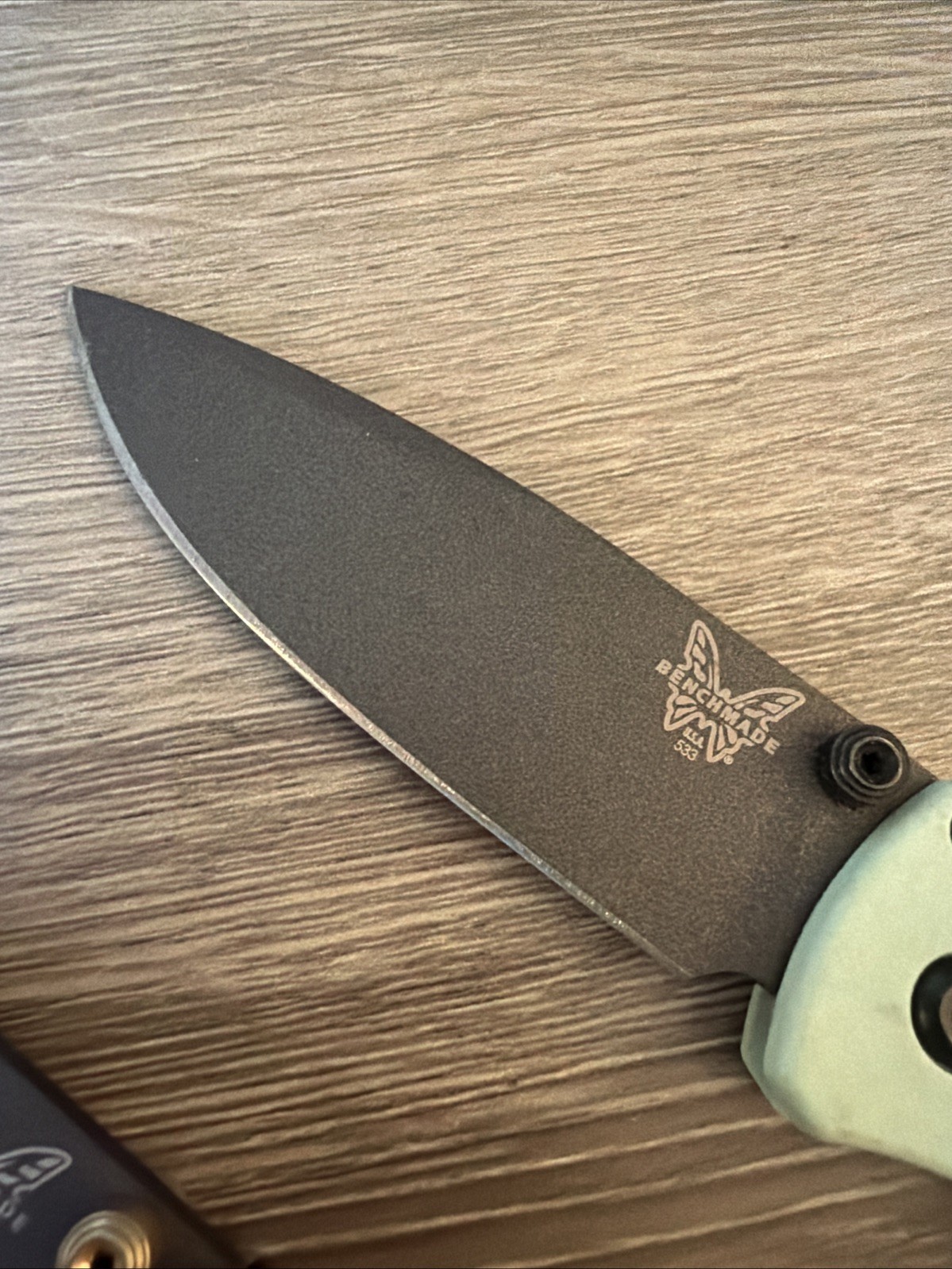 Set Of 2 Benchmade knives-533 Mini Bugout Sea Foam/535 Bugout Ranger Green